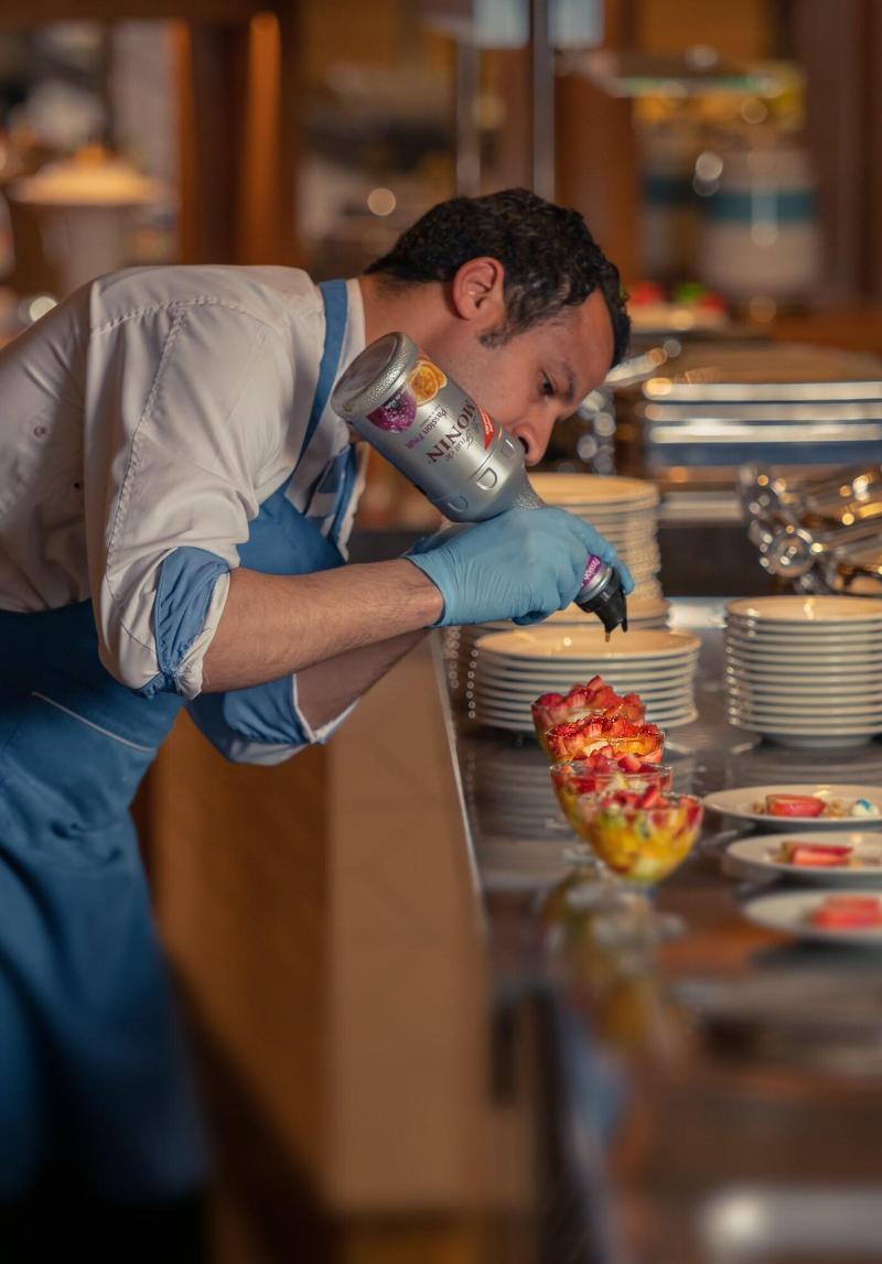 Crystal Inn Hotel - Alamein (Adults Only) 엘 알라메인 외부 사진 A cook using a whipped cream dispenser
