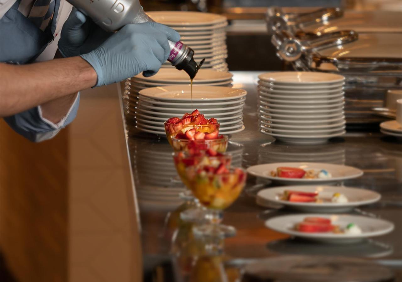 Crystal Inn Hotel - Alamein (Adults Only) 엘 알라메인 외부 사진 A pastry chef finishing a dessert